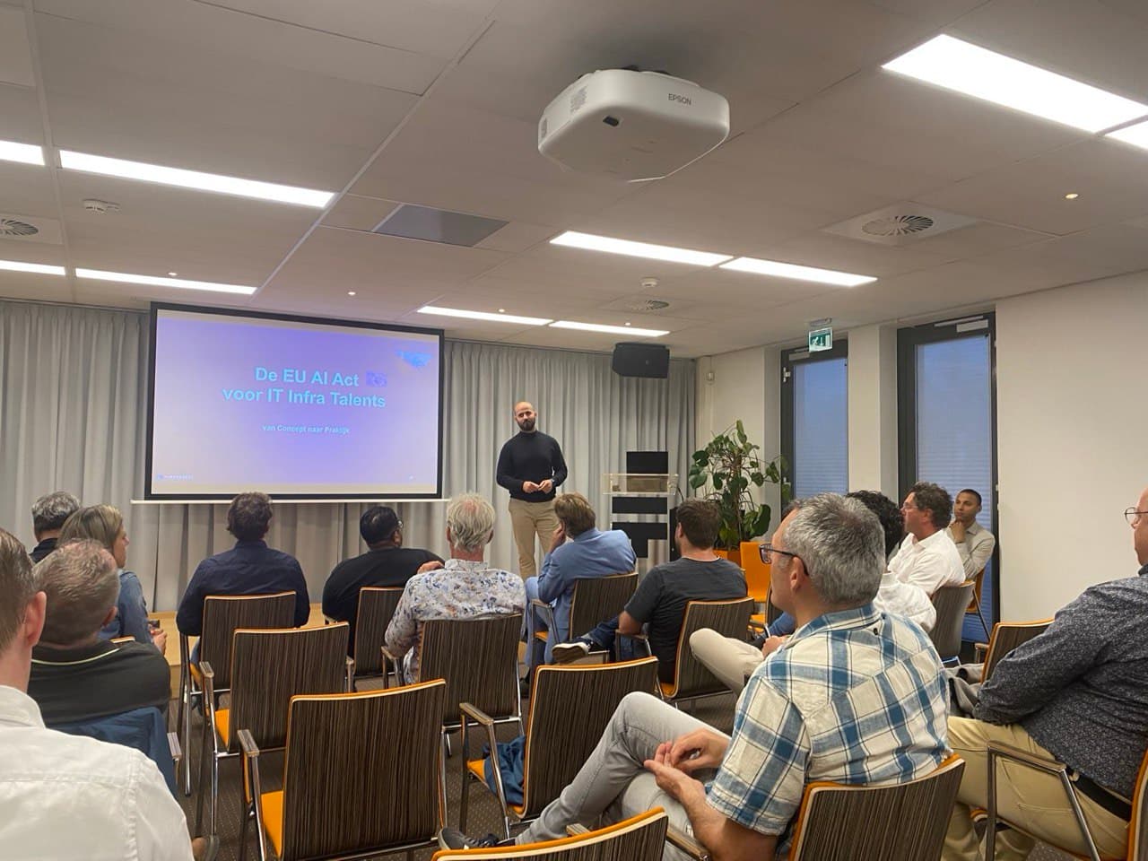 Zahed Ashkara geeft presentatie over de EU AI Act aan IT- en security professionals