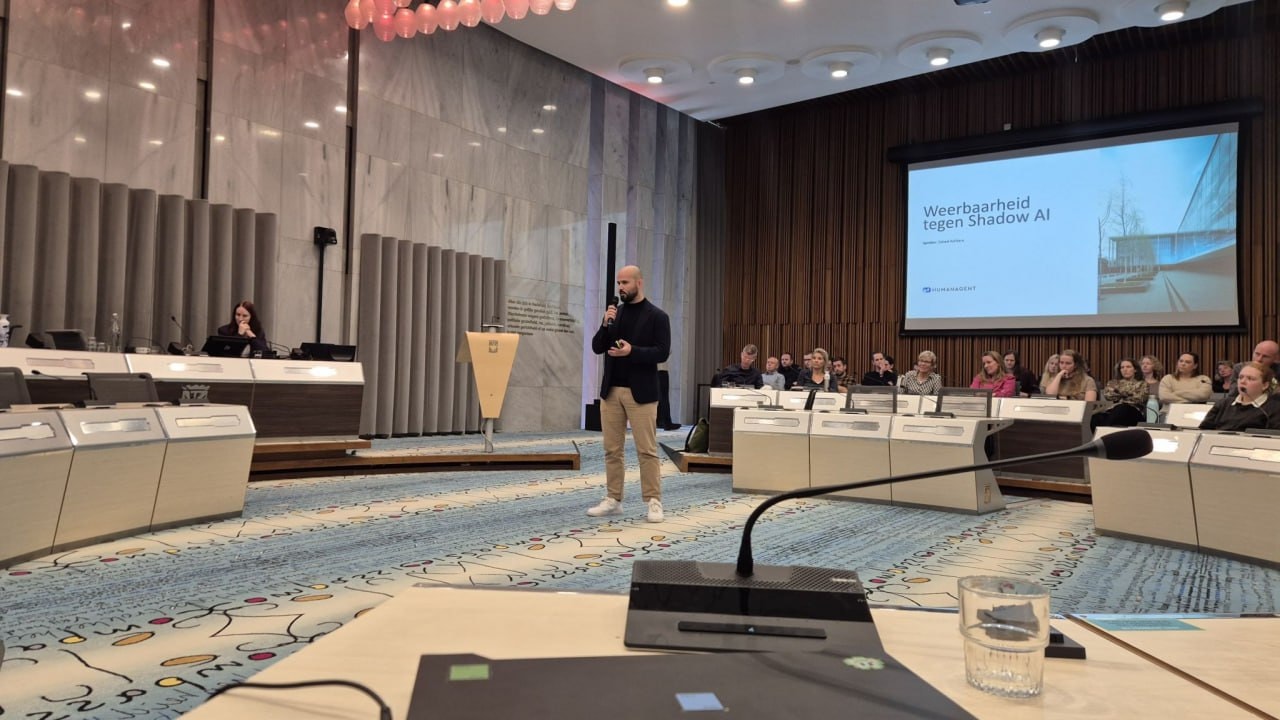 Zahed Ashkara geeft keynote Weerbaarheid tegen Shadow AI in de raadszaal van gemeente Arnhem Zahed Ashkara geeft keynote Weerbaarheid tegen Shadow AI in de raadszaal van gemeente Arnhem