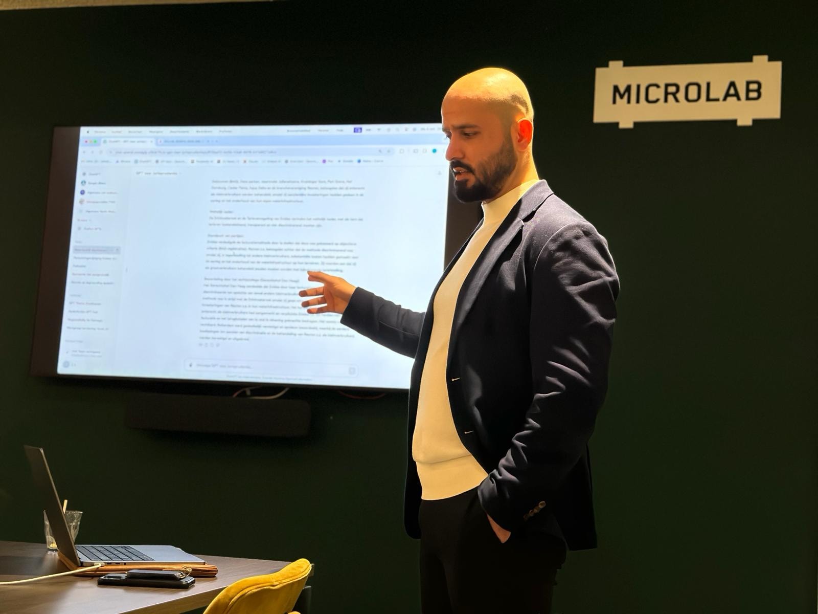 Zahed Ashkara demonstreert GPT voor jurisprudentie aan juristen bij Microlab Den Haag Zahed Ashkara demonstreert GPT voor jurisprudentie aan juristen bij Microlab Den Haag